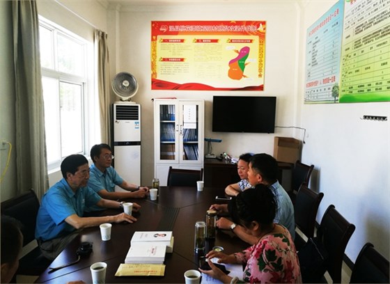 皖南電機董事長陳根喜、總經(jīng)理陳學(xué)鋒到觀陽村扶貧