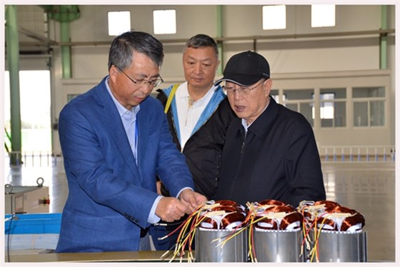 圖為中國機(jī)械工業(yè)聯(lián)合會(huì)特別顧問蔡惟慈（右一）、上海電器科學(xué)研究所(集團(tuán))有限公司黨委書記鄒孟奇（中）在公司副總經(jīng)理孫躍（左一）的陪同下參觀皖南電機(jī)生產(chǎn)車間