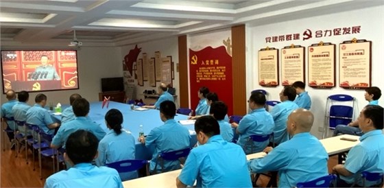 皖南電機(jī)黨委書記、副董事長(zhǎng)管兵正在與公司黨員干部一起集中收看大會(huì)直播