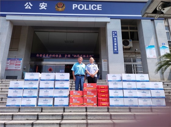 圖為公司安全環(huán)境保護(hù)處處長董萌蓓為子弟兵及公安民警送去慰問品，并致以節(jié)日的問候和祝福