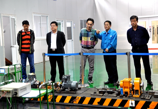 總經(jīng)理陳學鋒陪同來賓參觀