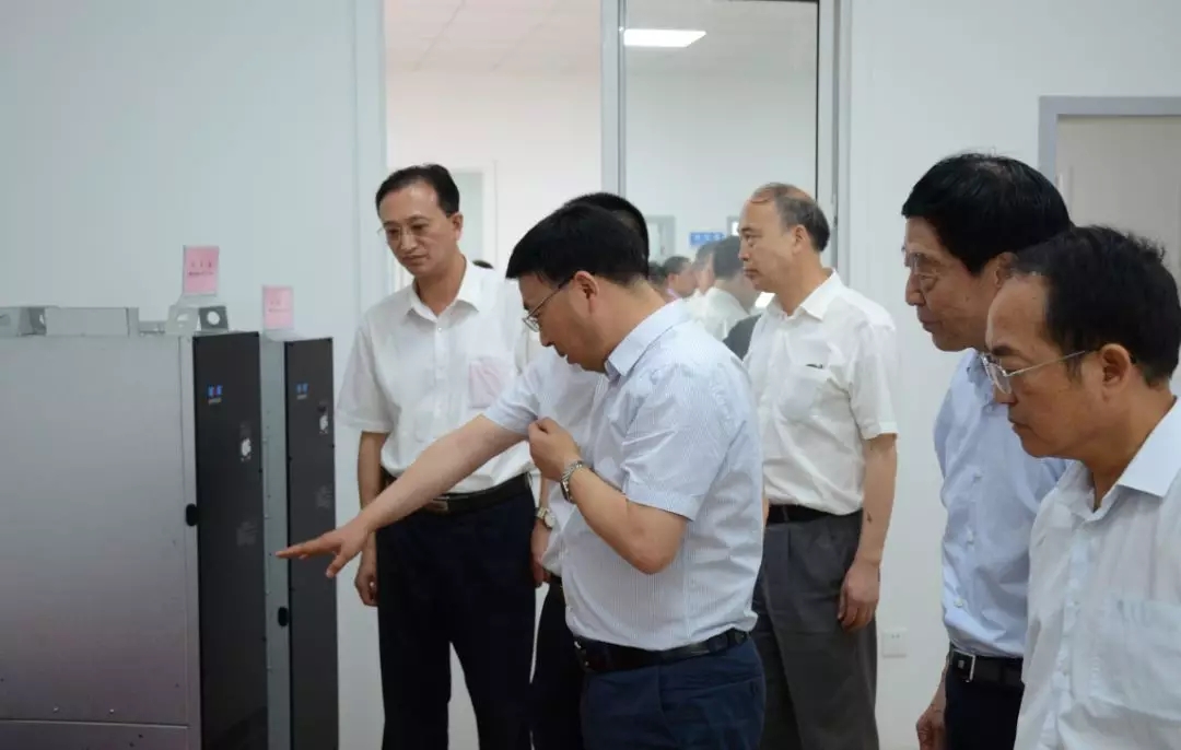 皖南電機：縣領(lǐng)導(dǎo)正在參觀華辰公司產(chǎn)品展廳