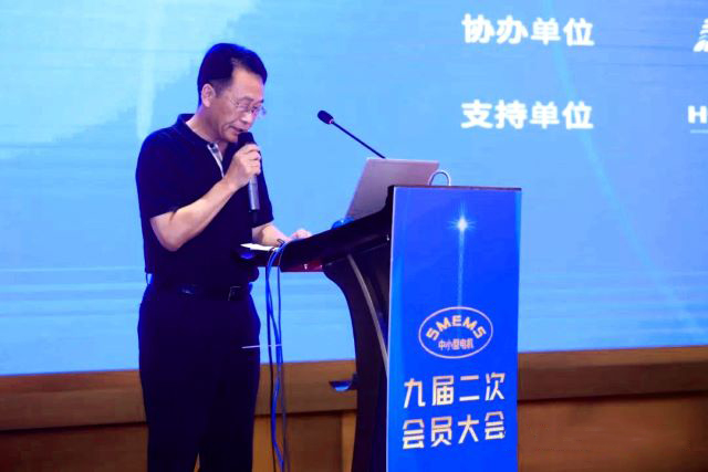 陳學(xué)鋒向大會宣讀&ldquo;九屆二次會員大會會議紀(jì)要&rdquo;