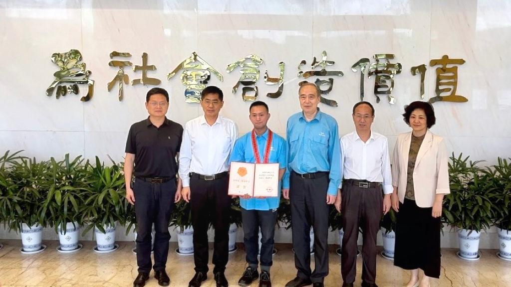 省、市總工會(huì)為皖南電機(jī)&ldquo;全國(guó)五一勞動(dòng)獎(jiǎng)?wù)?rdquo;獲得者授牌頒獎(jiǎng)